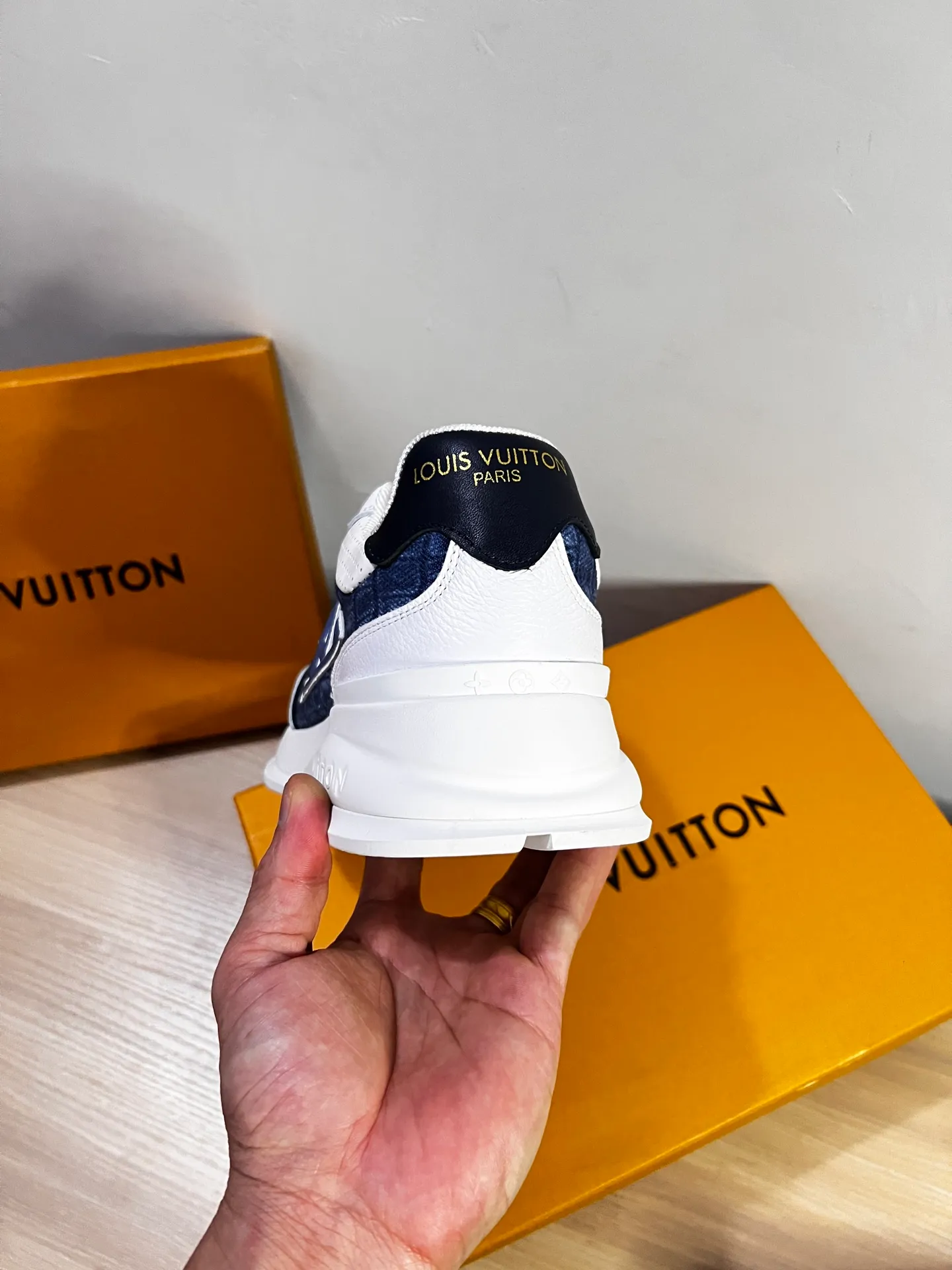 Factory price: 438💰LV men's classic casual sneakers. This sneaker is made of soft cow leather and has a classic logo. The classic logo shapes the elegant upper. The thick yet lightweight rubber outsole is embossed with the Louis Vuitton logo. The padded insole and technical lining once again upgrade the comfort experience. The calfskin lining imported from Italy is high-end and comfortable, and the original outsole is light and wear-resistant! Purely handmade, details determine quality! Size: 38-45, customized 45